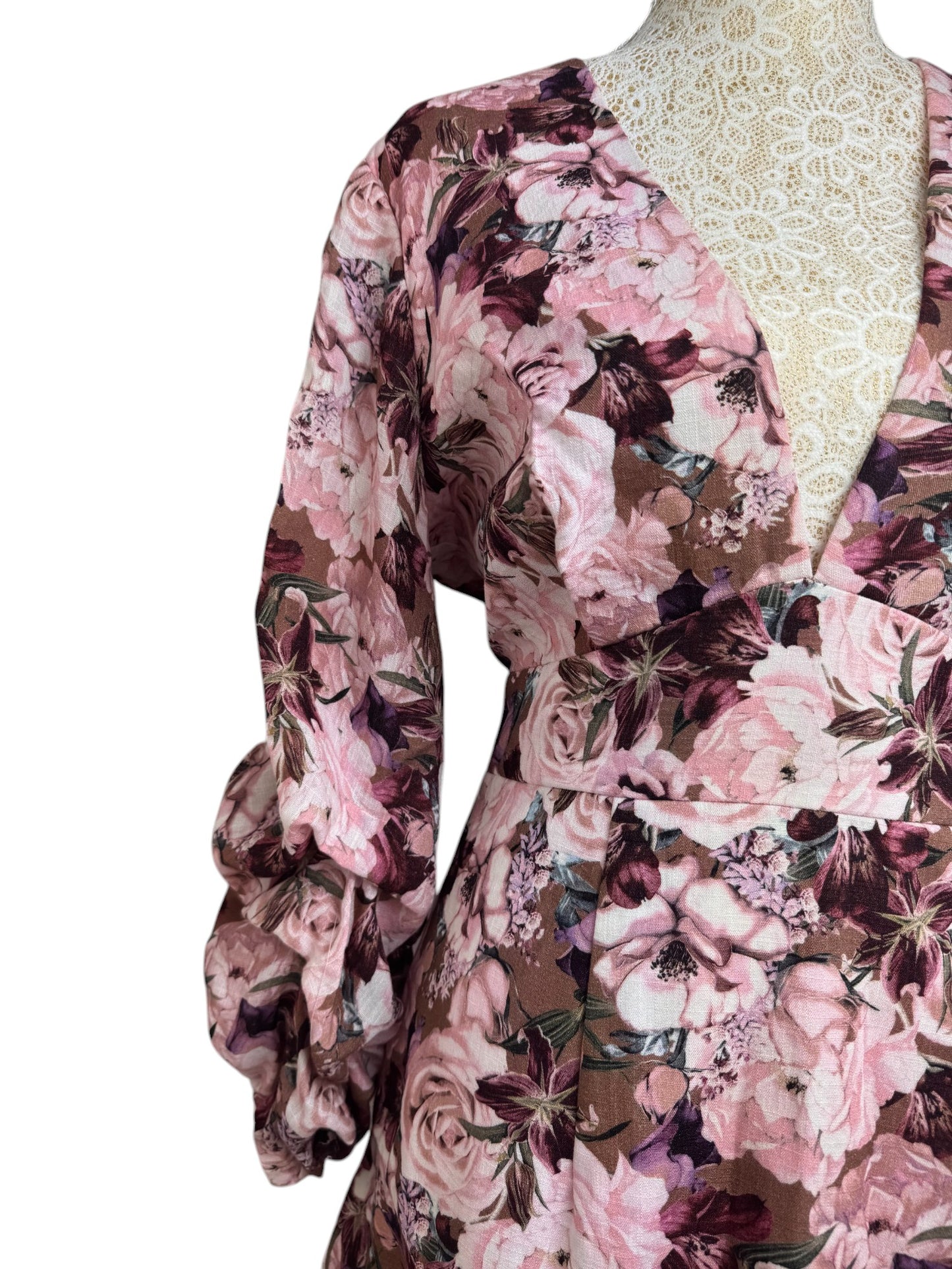 Sheike Dainty Floral Linen-Textured Dress – Luxe & Feminine Elegance
