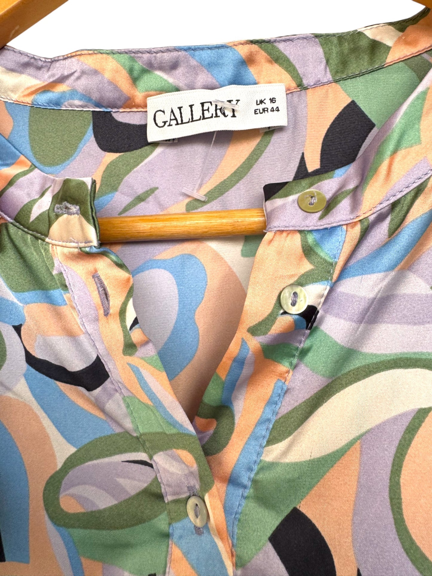 Gallery Satin Blouse – Abstract Paisley Elegance
